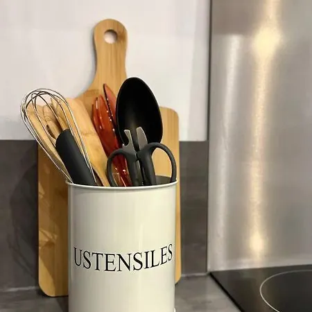 A Deux Pas Des Arenes Et De La Gare Apartament